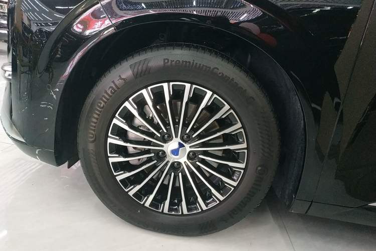 Used Denza D9 2025 DM-i Intelligent Drive 1020 Four-Wheel Drive Prestige Model Left Front Wheel Hub