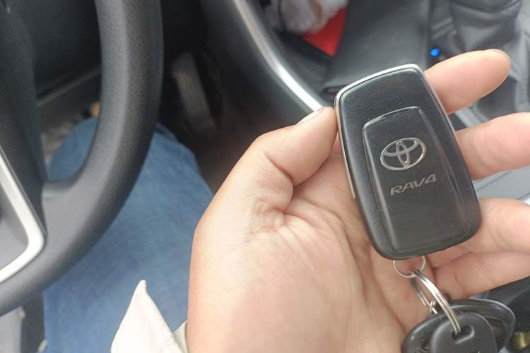 Used Toyota RAV4 2020 2.0L CVT Two-Wheel Drive Fashion Edition Vehicle Key