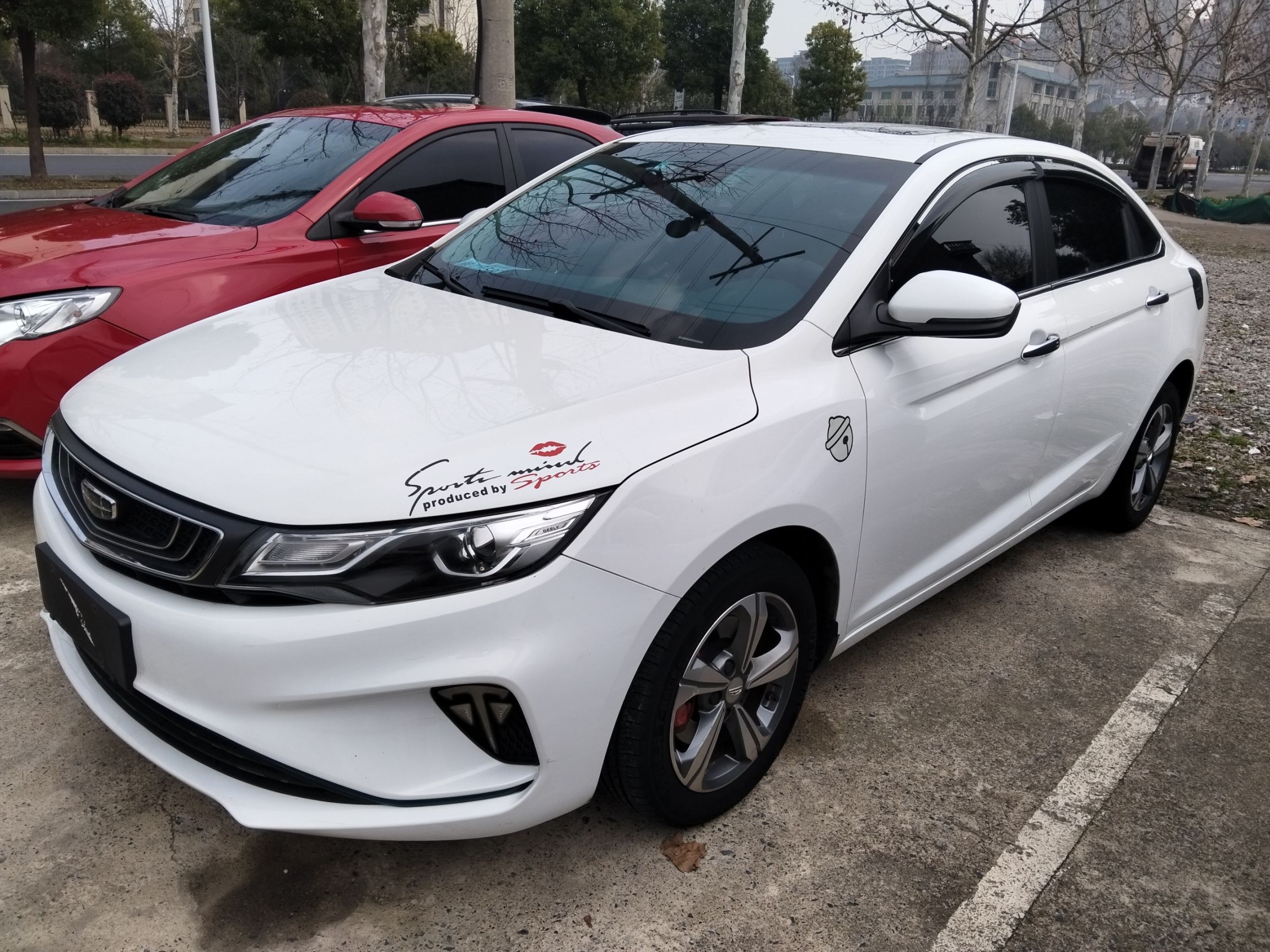 Под передней частью автомобиля