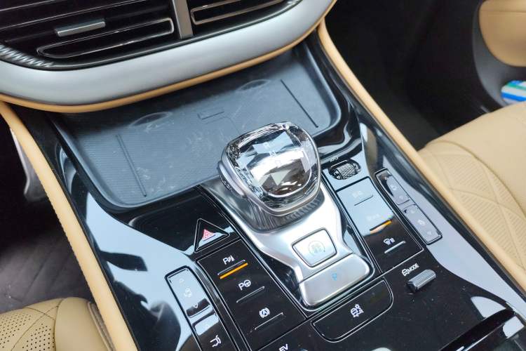 Used Denza D9 2025 DM-i Smart Drive 1020 Four-Wheel Drive Deluxe Model
