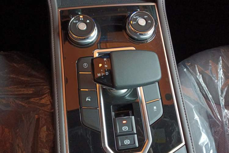 Used Sinotruk BOLDEN 2024 Passenger Version 2.0T Automatic Diesel 4x4 Standard Wheelbase Luxury Edition