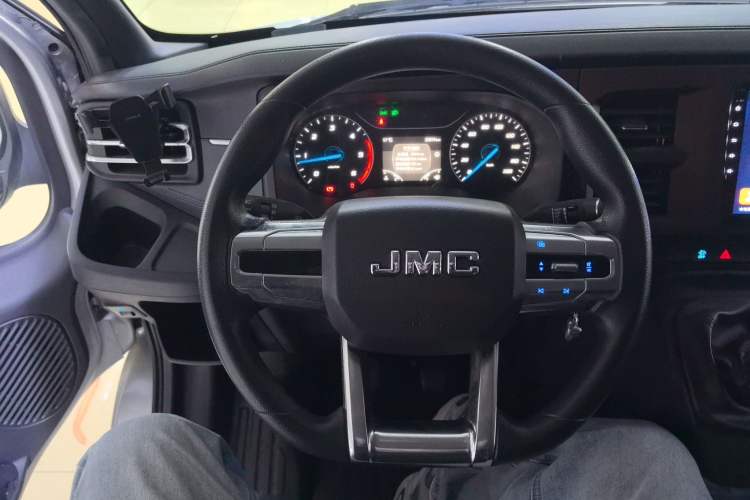 Used JMC Fushun 2023 2.0T Manual Short-Wheelbase Low-Roof Commercial Multi-Purpose Passenger Vehicle 6 Seats with Dual-Opening Tailgate