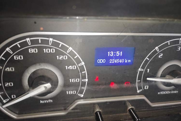 Used SAIC MAXUS Xintu V80 2019 2.5T Classic Version 6-Speed Manual – Aoyuntong Modified Long Wheelbase Mid-Height 7-Seater