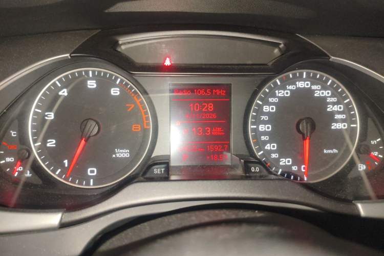 Used Audi A4L 2012 2.0 TFSI automatic Comfort trim level Instrument Cluster