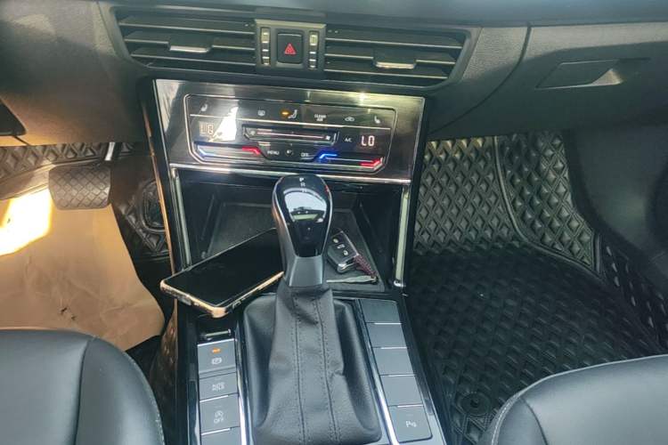 Used Volkswagen Passat 2023 Revised 330TSI Elite Edition Gear Lever