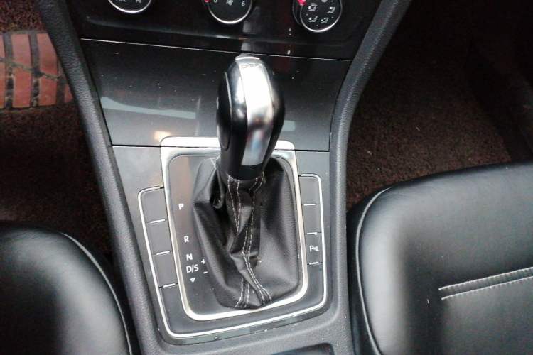 Used Volkswagen Golf 2017 230TSI Automatic Comfort Edition – Celebrating Milestone of One Million Units Gear Lever