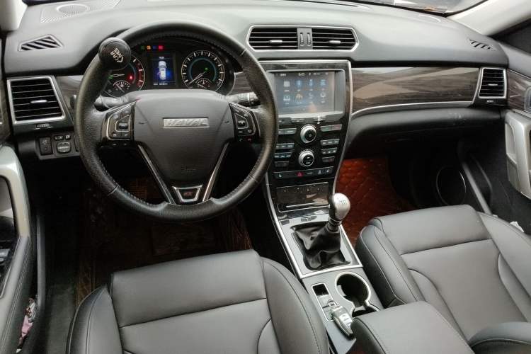 Used Haval H2 2016 Red Label 1.5T Manual Two-Wheel Drive Prestige Model Center Console