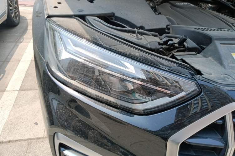 Used Audi Q5L 2022 40T Fashionable and Elegant Model Right Front Headlight