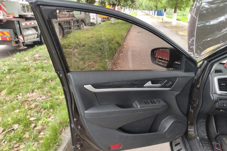Used Dongfeng Aeolus AX7 2017 2.0L Automatic Zhiyu Trim
