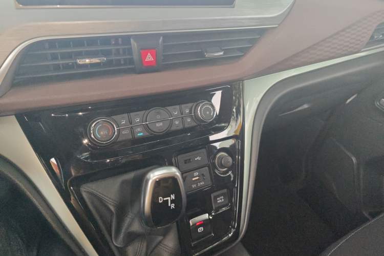 Used JAC Refine M3 2024 PLUS 2.0L HEV Comfort Edition Audio And AC Panel