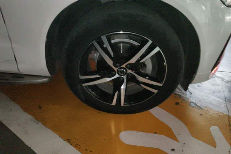 Used Volvo XC60 2022 B5 4x4 Smart & Advanced Sport Edition Right Front Wheel Hub