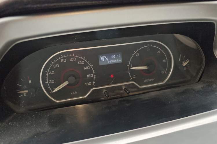 Used SAIC MAXUS Xintu V80 2017 2.5T AMT Aoyuntong National V Long Wheelbase Mid-Roof Design 6–10 Seats