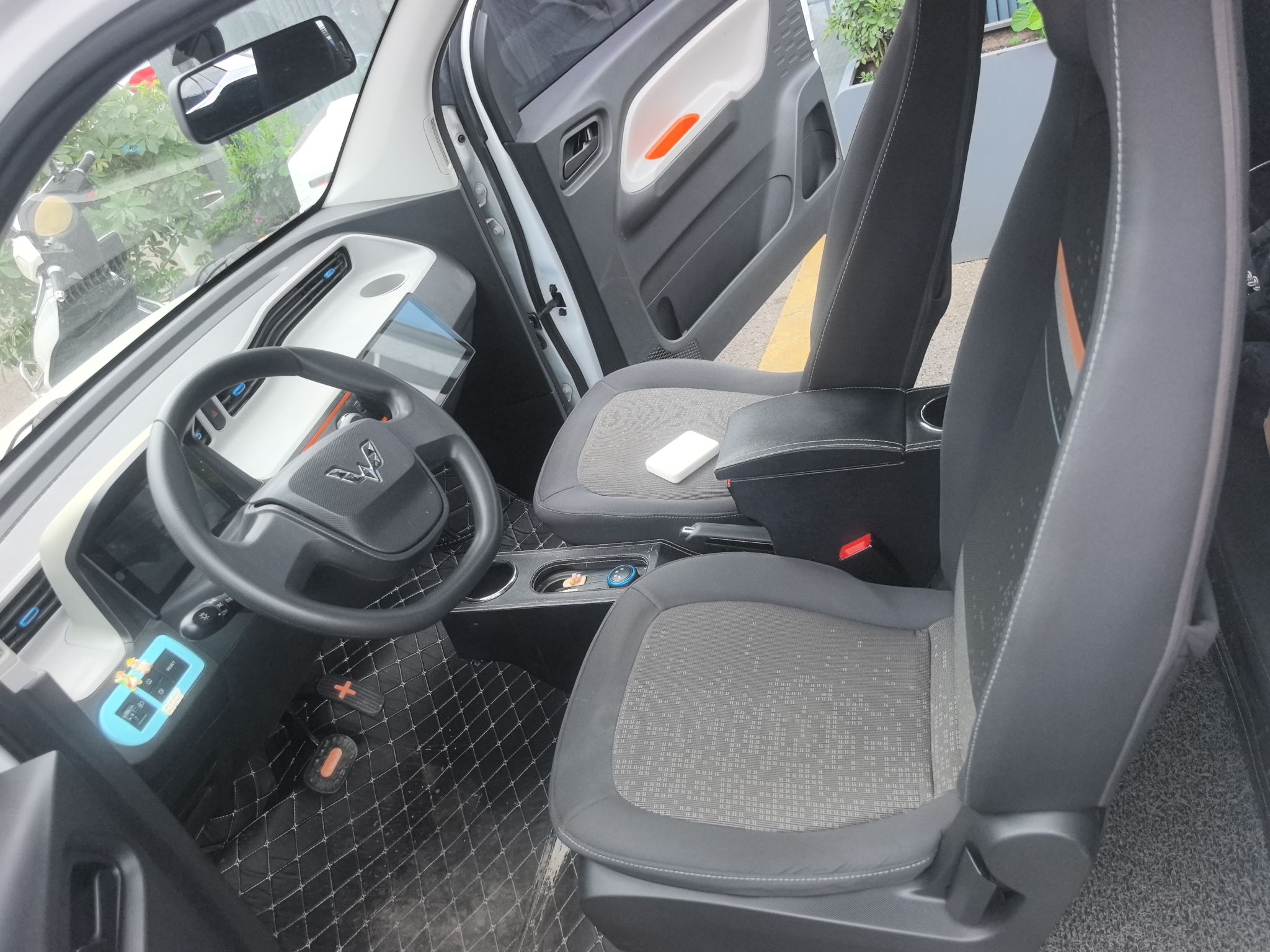 المقاعد الأمامية داخل السيارة