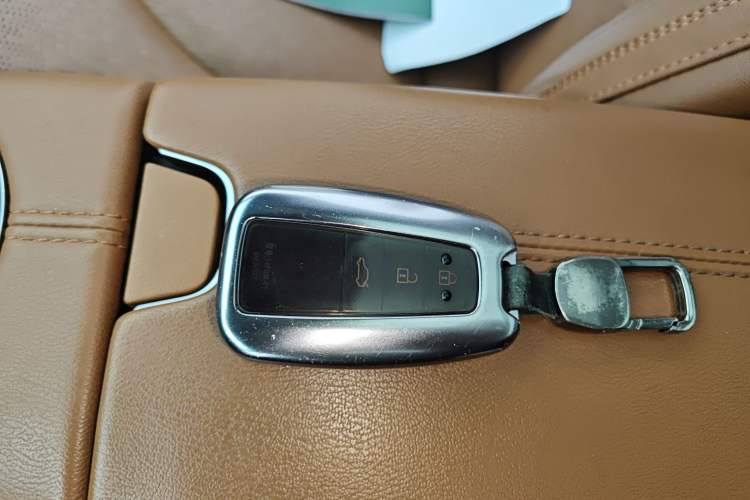 Used Toyota Avalon 2019 Dual-Engine 2.5L XLE Prestige Version China VI Standard