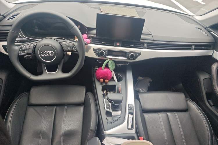 Used Audi A4L 2023 40 TFSI Luxury Dynamic Model Center Console