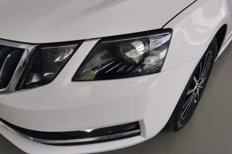 Used Skoda Octavia 2019 1.5L Automatic Smart Drive Luxury Edition China VI Standard Left Front Headlight
