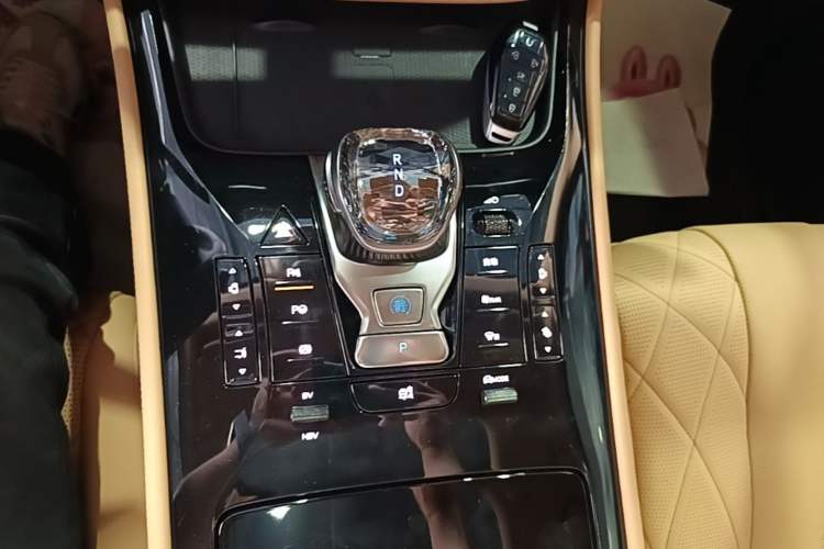 Used Denza D9 2025 DM-i Smart Drive 1020 Four-Wheel Drive Deluxe Model
