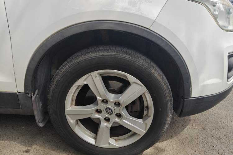 Used Bestune X80 2013 2.0L automatic comfort version Right Front Wheel Hub