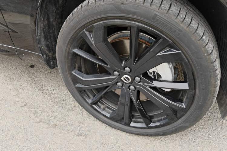 Used Volvo XC60 New Energy 2025 Plug-in Hybrid Long-Range All-Wheel Drive Zhiyuan Extreme Night Black Edition Right Front Wheel Hub