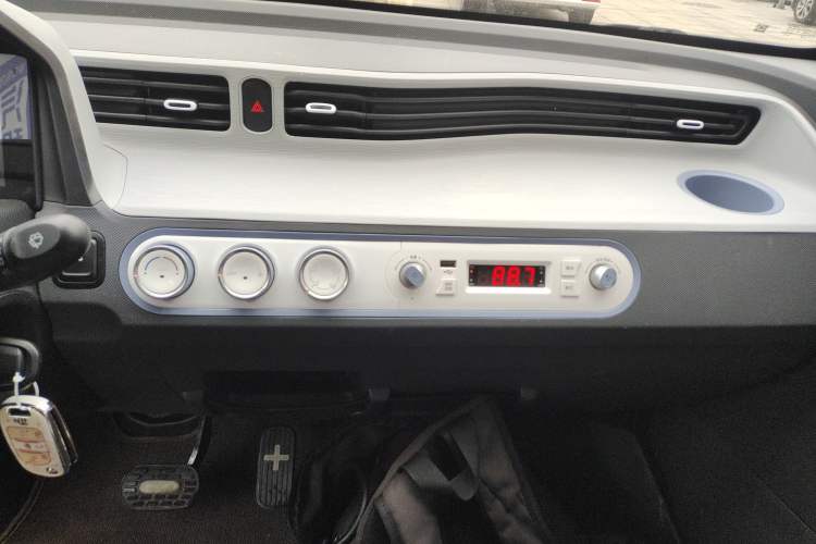 Used Wuling Hongguang MINIEV 2021 Macaron Premium Model – Lithium Iron Phosphate Audio And AC Panel