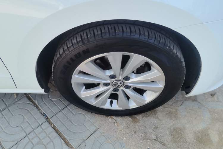 Used Volkswagen Golf Sportsvan 2018 230TSI Automatic Trend Edition Right Front Wheel Hub