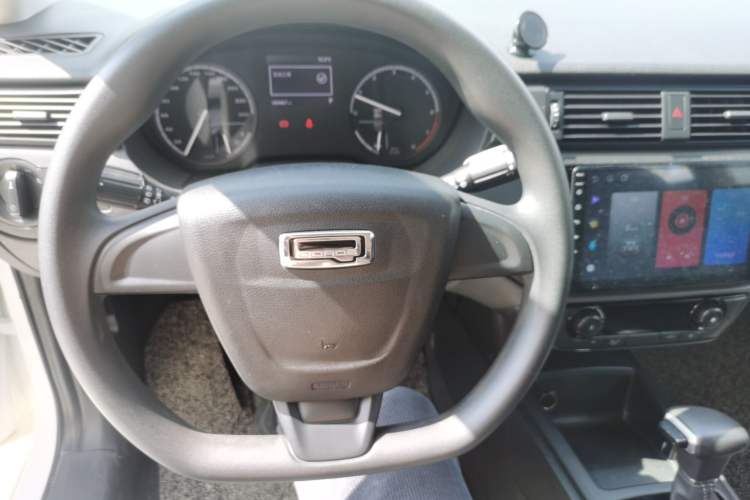 Used Qoros 3 2018 Sedan 1.6L Automatic Leading Model Center Console