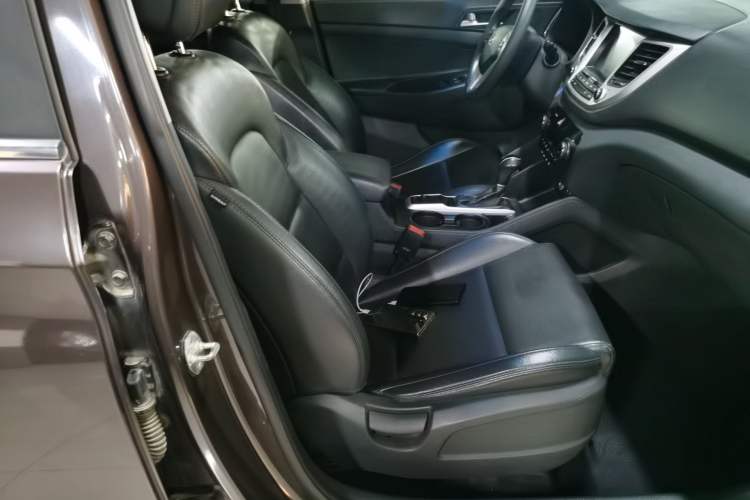 Used Hyundai Tucson 2015 1.6T Dual-Clutch Two-Wheel-Drive Smart Model Right Front Seat