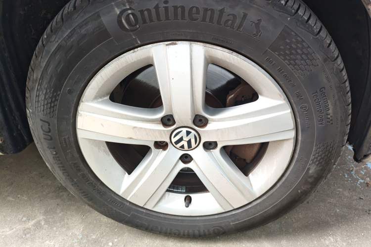 Used Volkswagen Sharan 2012 2.0 TSI Comfort Edition Euro IV Right Front Wheel Hub
