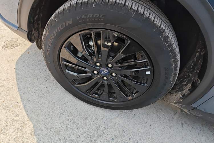 Used Ford Escape 2024 EcoBoost 245 Two-Wheel-Drive Titanium Edition Left Front Wheel Hub