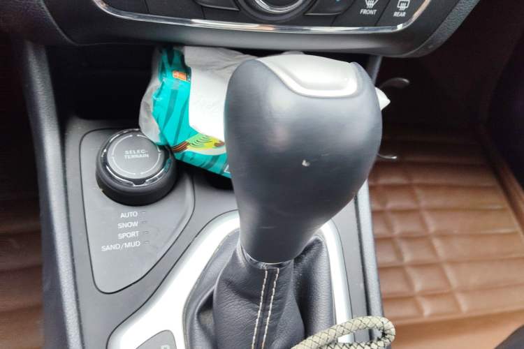 Used Jeep Cherokee 2016 2.4L Professional Smart Version Gear Lever