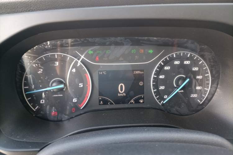 Used JMC Fushun 2023 2.0T Manual Short-Wheelbase Low-Roof Commercial Van 2/3 Seats with Lift-Up Tailgate
