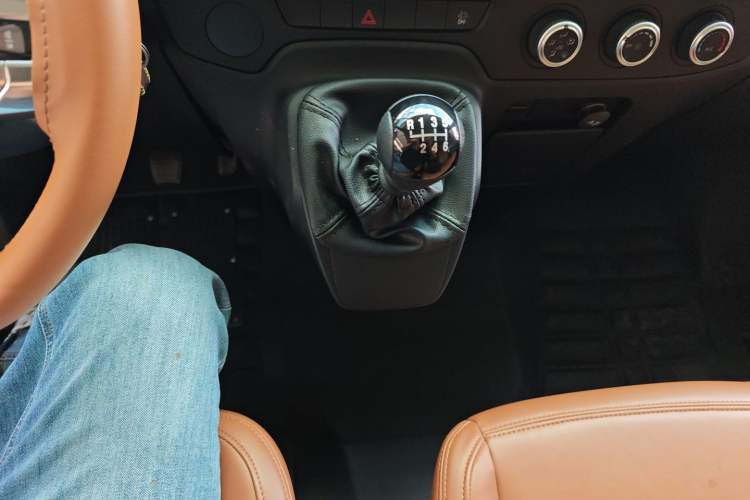 Used JMC Fushun 2022 2.0T Manual Van Short Wheelbase Mid-Height Roof 3-Seater