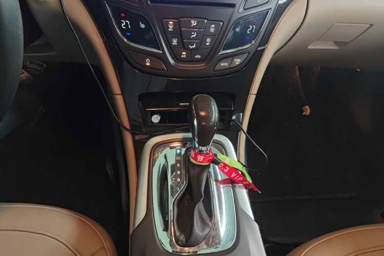 Used Buick Regal 2015 2.0L Elite Fashion Edition Gear Lever