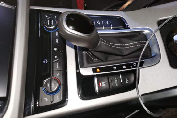 Used Geely Auto Emgrand X7 Sport 2018 1.8TD Automatic Two-Wheel Drive ZhiZun Model with 4G Connectivity Gear Lever