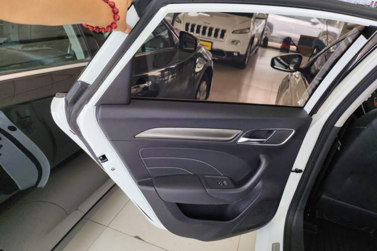 Used Roewe i6 2020 PLUS 1.6L CVT 4G Connected Glory Flagship Edition
