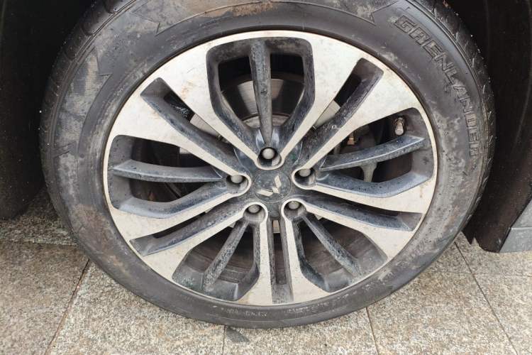 Used Wuling Victory 2020 1.5T CVT Flagship Edition Right Front Wheel Hub