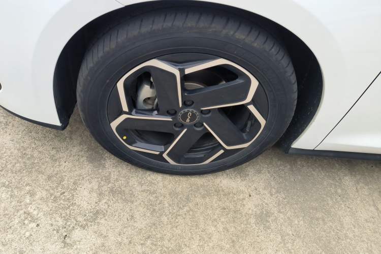 Used BYD Seal 06 New Energy 2024 DM-i 120KM Flagship Model Left Front Wheel Hub