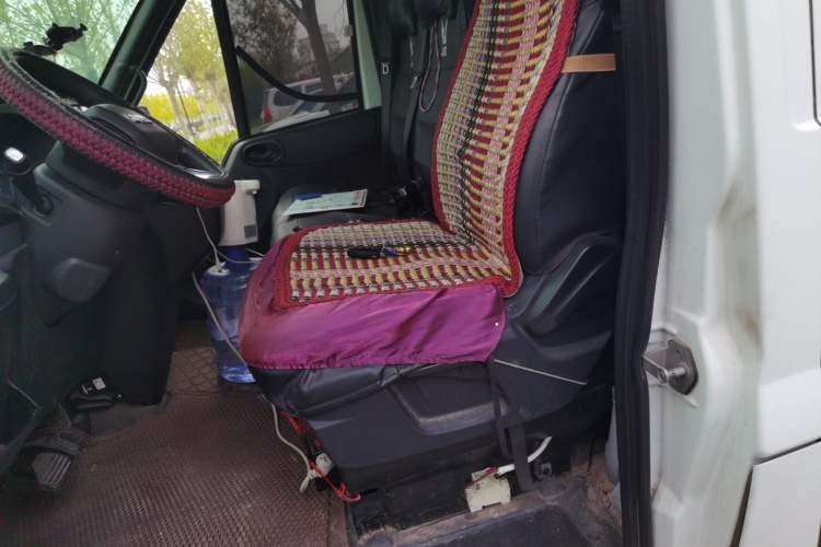 Used JMC Fushun 2023 2.0T Automatic Long-Wheelbase High-Roof Commercial Van—2/3 Seats Left Front Seat