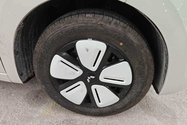 Used Wuling Hongguang MINIEV 2025 Four-Door Version Advanced Edition Right Front Wheel Hub