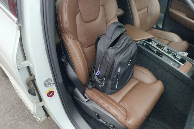 Used Volvo XC60 New Energy 2025 Plug-in Hybrid Long-Range All-Wheel Drive Smart Luxury Edition Right Front Seat