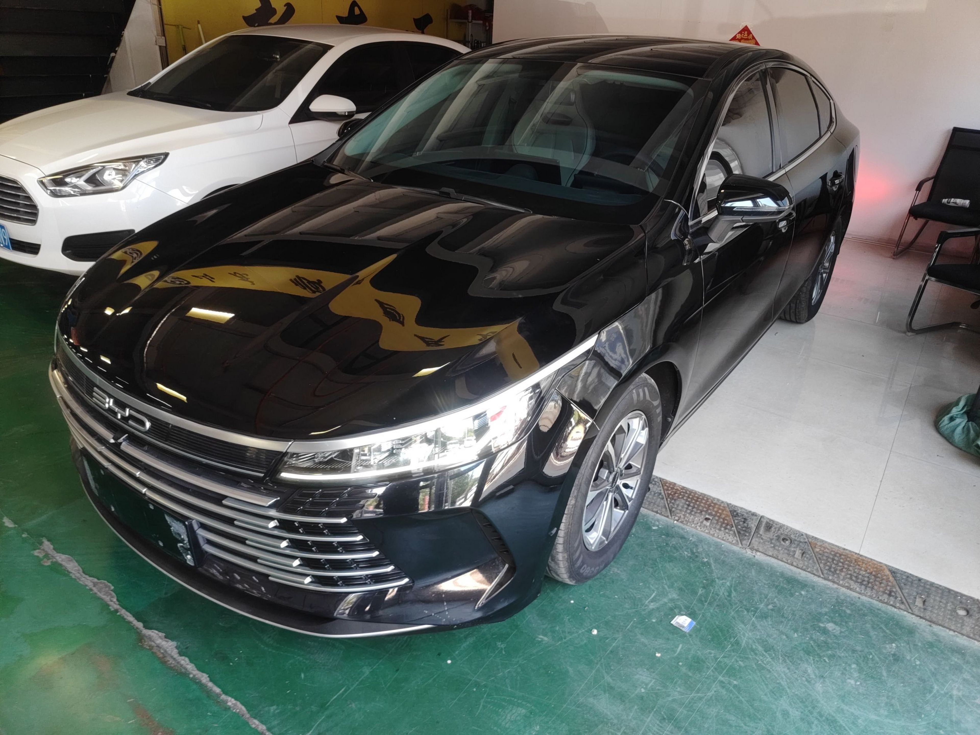 Под передней частью автомобиля