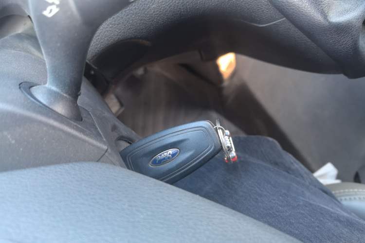 Used Ford Transit 2020 2.0T Gasoline Multi-Function Commercial Vehicle Mid-Drive Low-Roof Design with Dual Rear Doors Meeting China VI Emission Standards