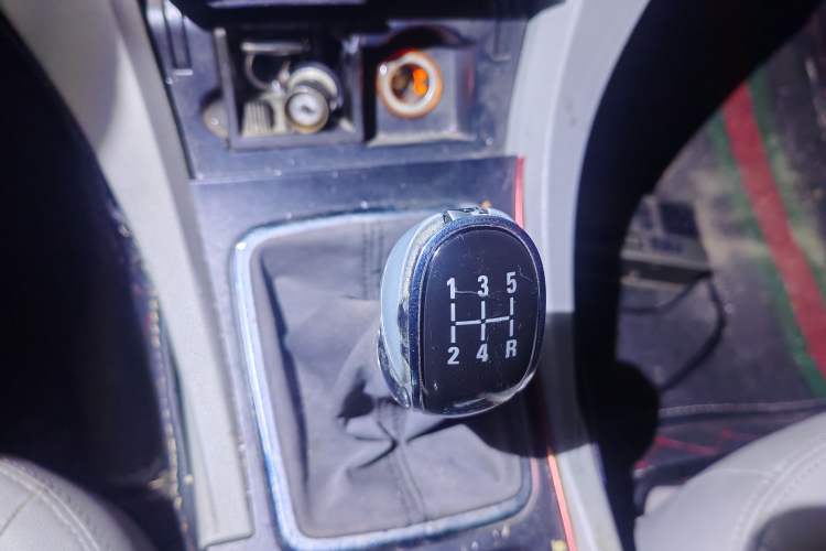 Used Geely Auto Emgrand 2015 Sedan 1.5L Manual - Top Trim Level Gear Lever