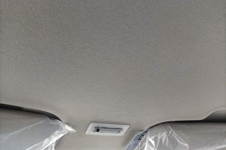 Used JMC Fushun 2023 2.0T Manual Short-Wheelbase Low-Roof Commercial Van 2/3 Seats with Lift-Up Tailgate
