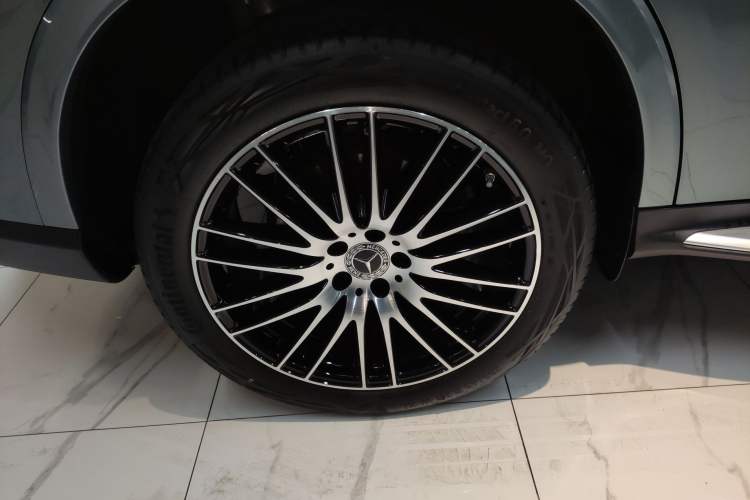 Used Mercedes-Benz GLC 2025 GLC 300 L 4MATIC Luxury Model 5 Seats
