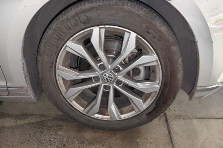 Used Volkswagen Magotan 2018 Facelift 330TSI DSG Luxury Model Right Front Wheel Hub