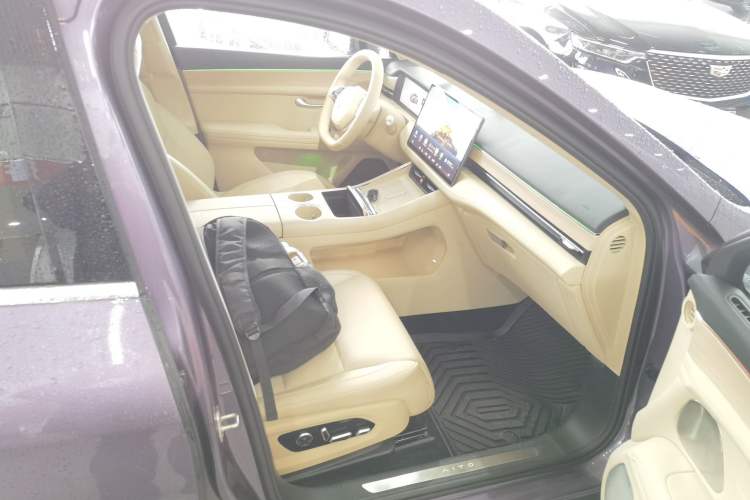 Used Hima AITO M5 2025 Extended-Range Ultra All-Wheel-Drive Version Right Front Seat