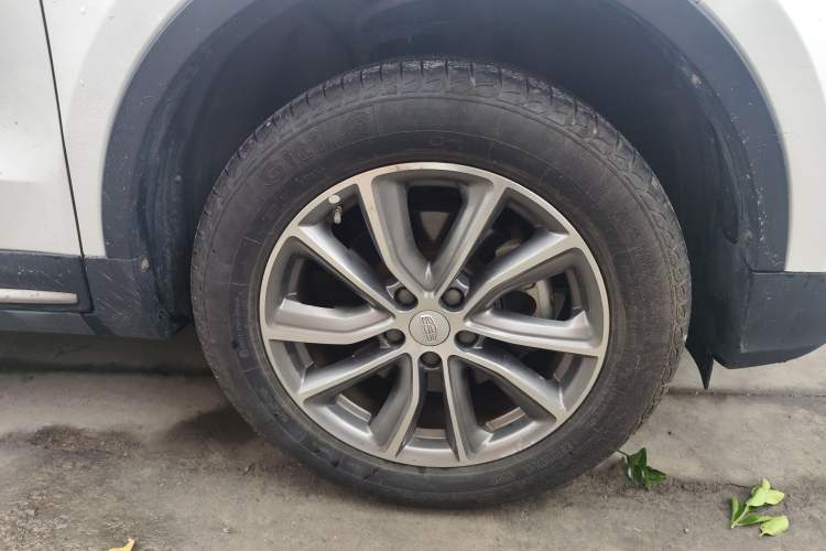 Used Geely Auto Emgrand X7 Sport 2018 1.8TD Automatic Two-Wheel Drive Smart Connect 4G Internet Edition Right Front Wheel Hub