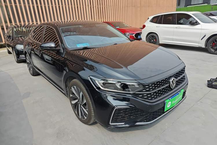 Used Volkswagen Passat 2022 330TSI Starry Elite Edition Custom Version Front Right 45 Deg