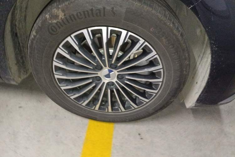 Used Denza D9 2024 DM-i 1050 Luxury Model Right Front Wheel Hub